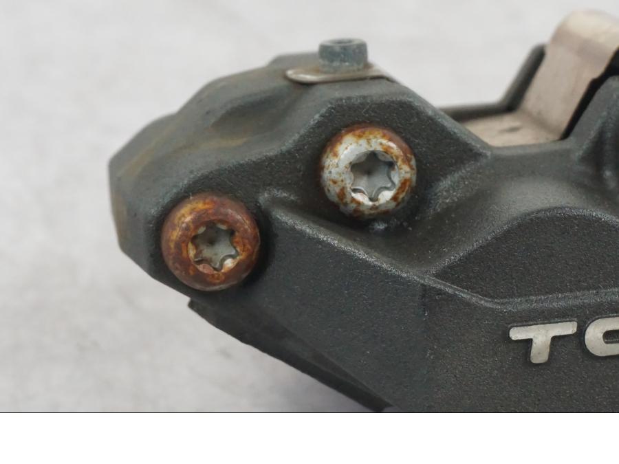 Höger sida på Bromsok från en Suzuki GSF 1250 -2010 motorcykel.