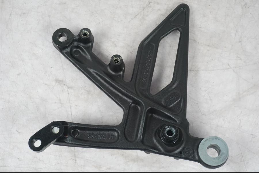 Vänster sida på Fotpinnefäste från en KTM 1290 Super Duke R -2022 motorcykel.