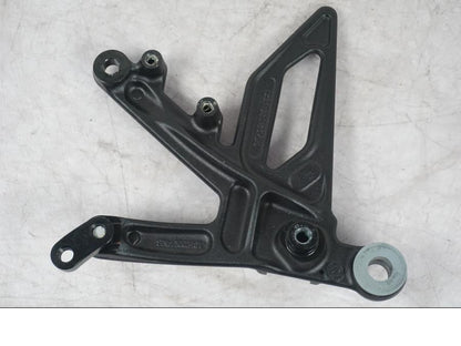 Vänster sida på Fotpinnefäste från en KTM 1290 Super Duke R -2022 motorcykel.