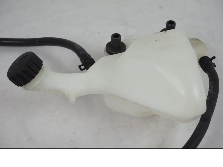 Baksidan på Vattenexpansionskärl från en KTM 390 Adventure -2021 motorcykel.