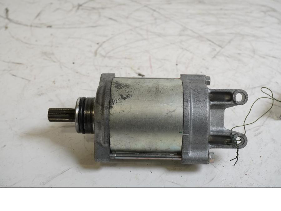 Framsidan på Startmotor från en BMW S 1000 RR -2010 motorcykel.