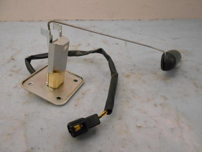 Baksidan på Bensintankgivare från en Kawasaki Versys 650 -2007 motorcykel.