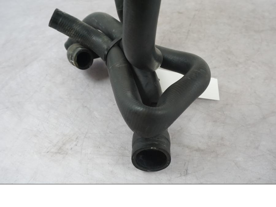 Snett uppifrån på Vattenkyl Slang Set från en KTM 1290 Super Duke R -2022 motorcykel.