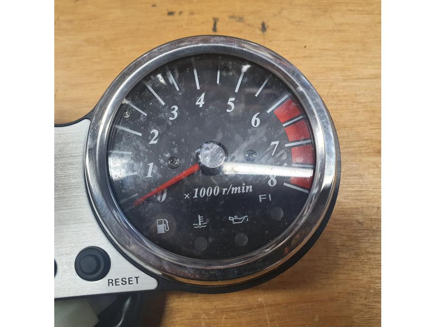 Baksidan på Instrumentpanel från en Suzuki VZ 1600 -2004 motorcykel.