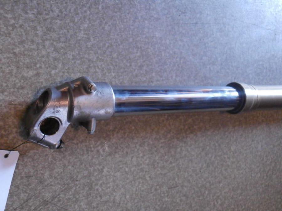 Höger sida på Gaffelben från en Suzuki DRZ 400 -2006 motorcykel.