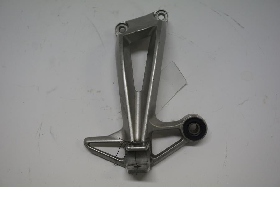 Framsidan på Fotpinnefäste från en Yamaha FZ1-SA -2007 motorcykel.