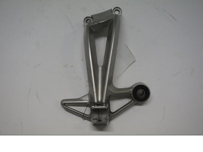 Framsidan på Fotpinnefäste från en Yamaha FZ1-SA -2007 motorcykel.