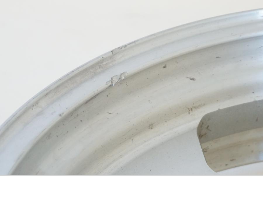 Snett nerifrån på Fälg från en Kawasaki VN 1500 Mean Streak -2002 motorcykel.