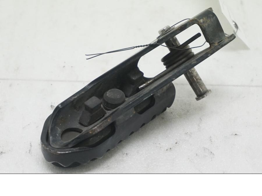 Baksidan på Fotpinne från en Triumph Tiger Explorer -2012 motorcykel.