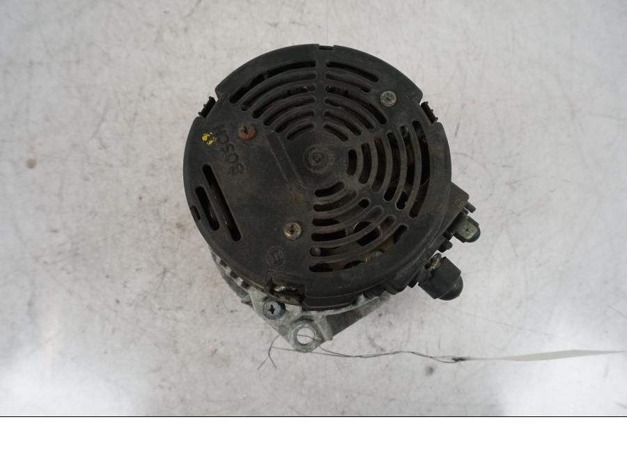 Höger sida på Generator från en BMW R 850 R -2004 motorcykel.