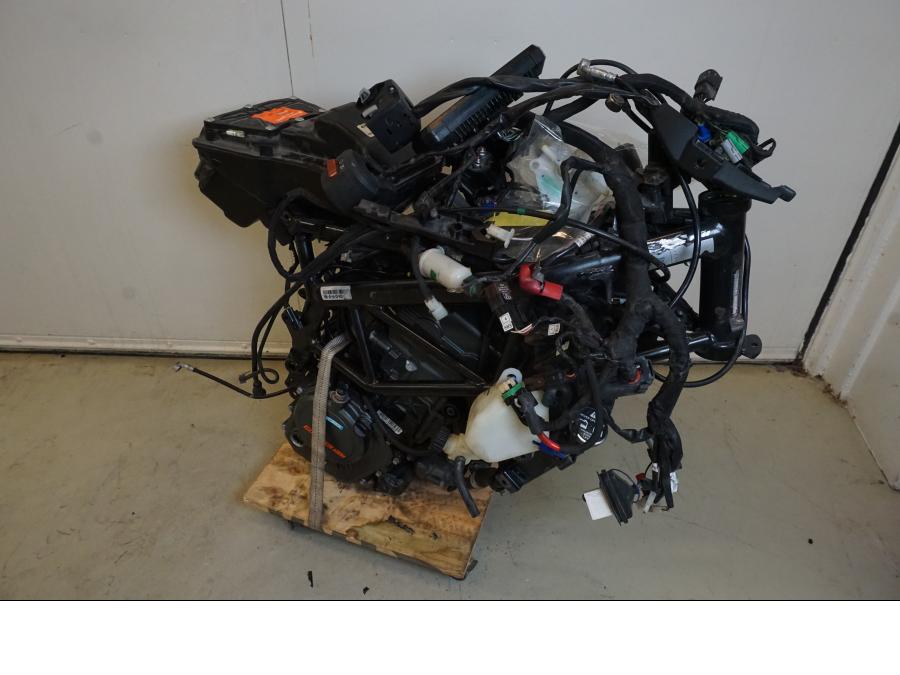 Framsidan på Motorpaket från en KTM 125 Duke -2017 motorcykel.