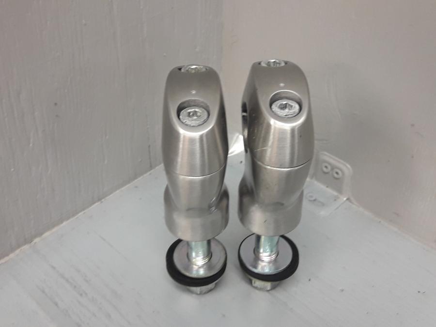 Baksidan på Styrfäste från en Suzuki VL 800 -2009 motorcykel.