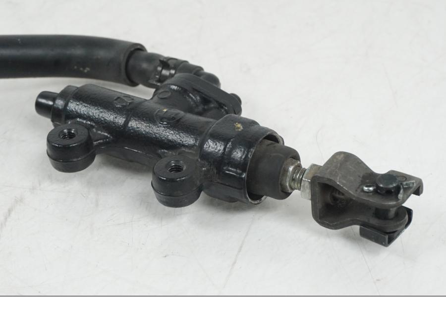 Baksidan på Bromshuvudcylinder från en Honda CB 650 F Hornet -2017 motorcykel.