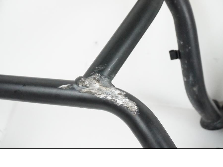 Snett uppifrån på Motorskyddsbåge från en BMW R 1250 GSA -2021 motorcykel.