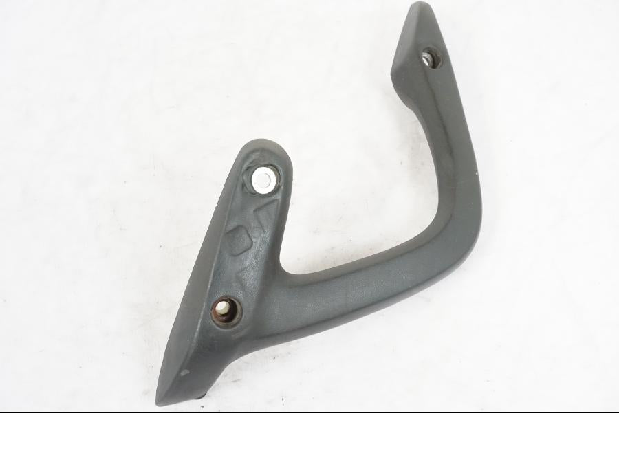 Framsidan på Passagerarhandtag från en Honda NT 650 V -2002 motorcykel.