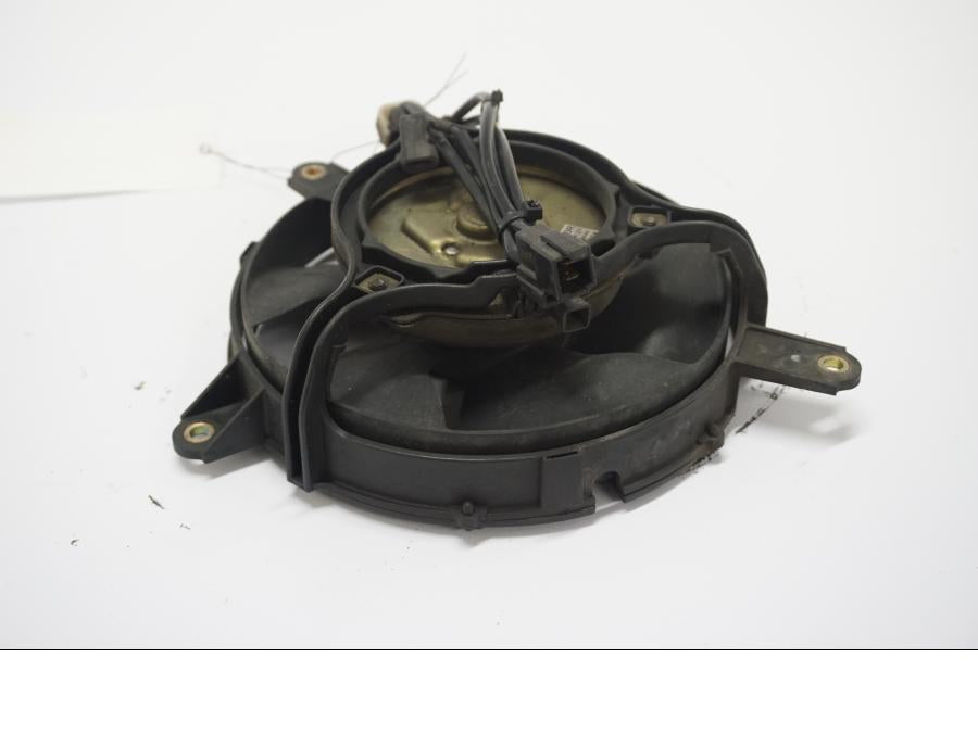 Framsidan på Vattenkylfläkt från en Honda VTR 1000 F -2005 motorcykel.