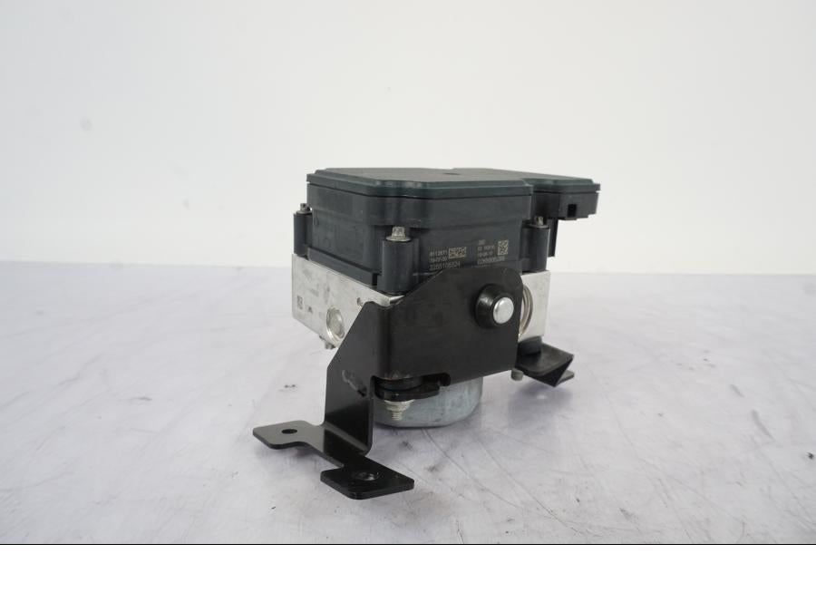 Höger sida på ABS Modulator från en KTM 1290 Super Duke -2019 motorcykel.