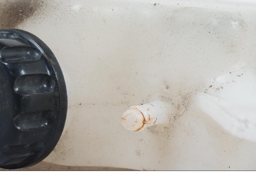 Baksidan på Vattenexpansionskärl från en Kawasaki KL 650A -1987 motorcykel.