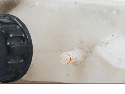 Baksidan på Vattenexpansionskärl från en Kawasaki KL 650A -1987 motorcykel.