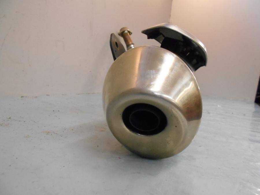 Baksidan på Avgassystem från en Suzuki DL 650 -2013 motorcykel.
