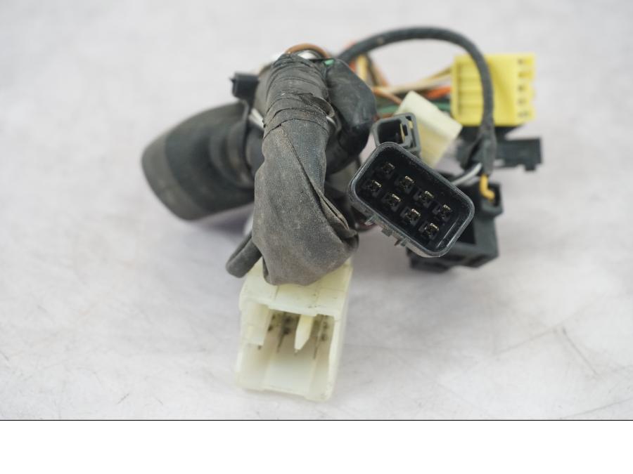 Vänster sida på Kablage från en Suzuki SV 650 -1999 motorcykel.