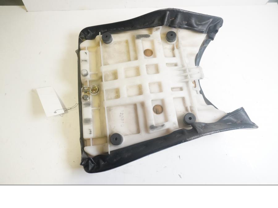 Vänster sida på Sadel från en Yamaha YZF 1000 R -1999 motorcykel.