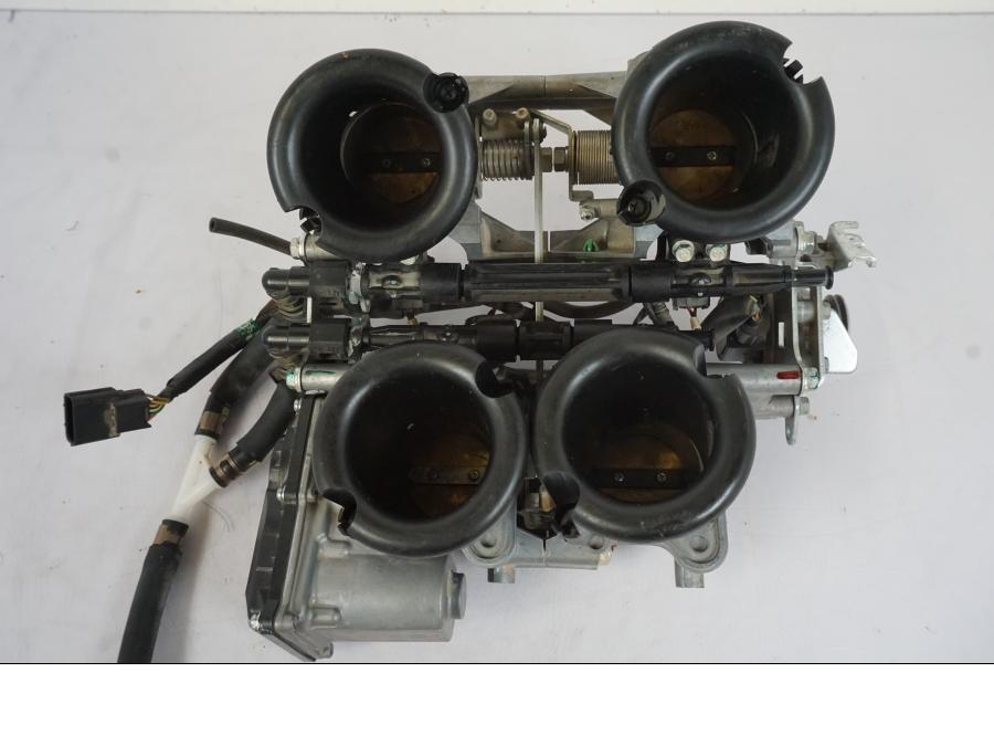 Snett uppifrån på Spjällhus från en Honda VFR 1200 -2010 motorcykel.