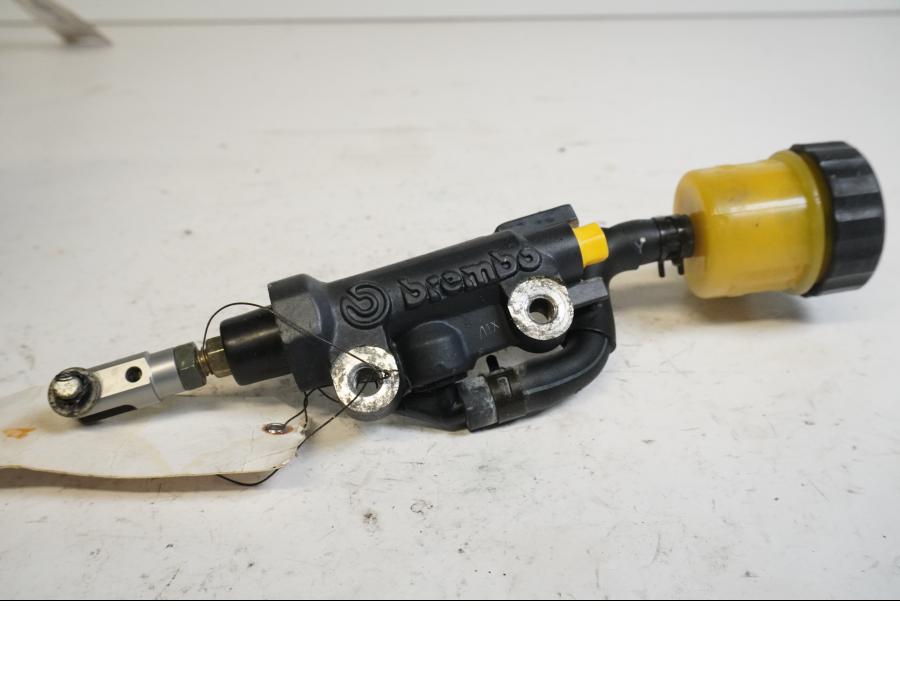 Höger sida på Bromshuvudcylinder från en Yamaha YZF 1000 R1 -2007 motorcykel.