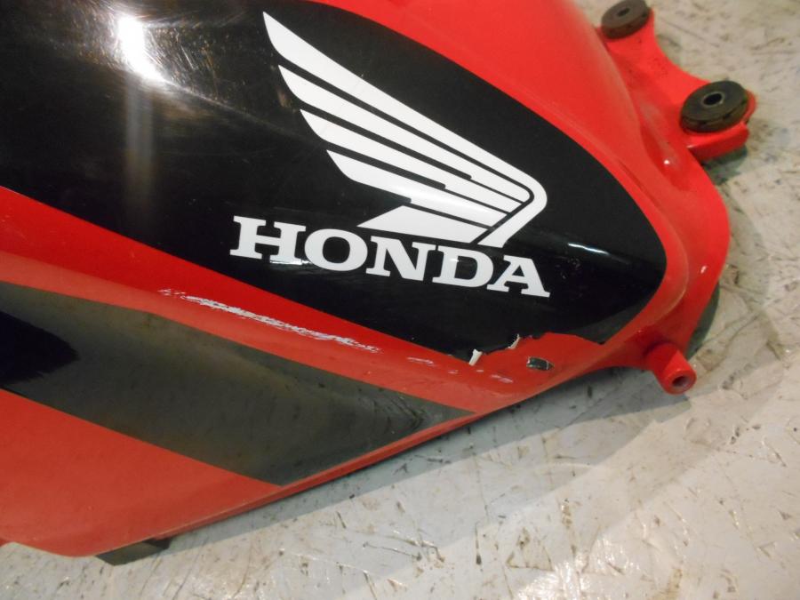 Vänster sida på Bensintank från en Honda CBR 125 R -2007 motorcykel.