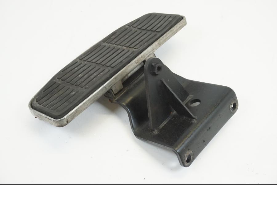 Framsidan på Fotplatta från en Suzuki VL 1500 -1999 motorcykel.