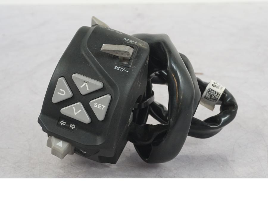 Framsidan på Styrelreglage från en KTM 1290 Super Adventure R -2018 motorcykel.