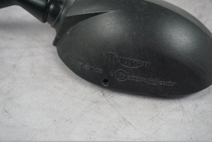 Snett uppifrån på Backspegel från en Triumph Tiger Explorer -2016 motorcykel.