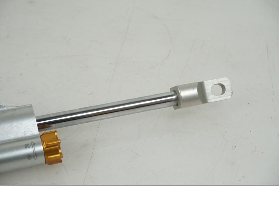 Vänster sida på Styrdämpare Öhlins från en Kawasaki Versys 1000 -2022 motorcykel.