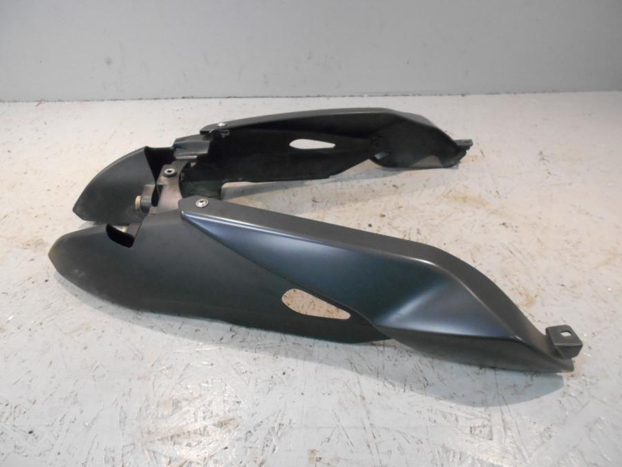 Baksidan på Bakvinge från en BMW K 1300 R -2009 motorcykel.