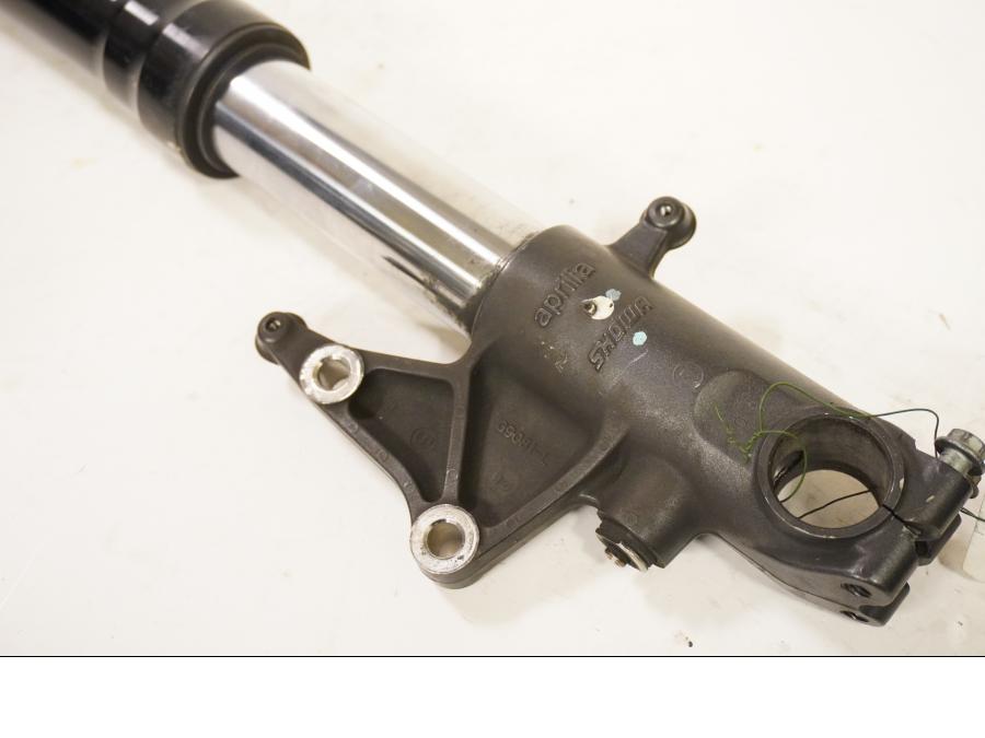 Baksidan på Gaffelben från en Aprilia SL 1000 Falco -2000 motorcykel.