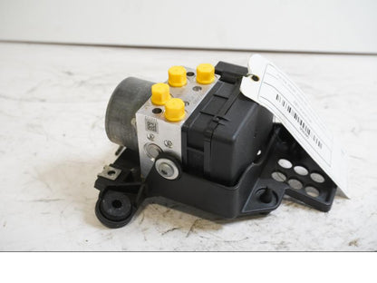 Baksidan på ABS Modulator från en Aprilia RSV4 1000 RF -2015 motorcykel.