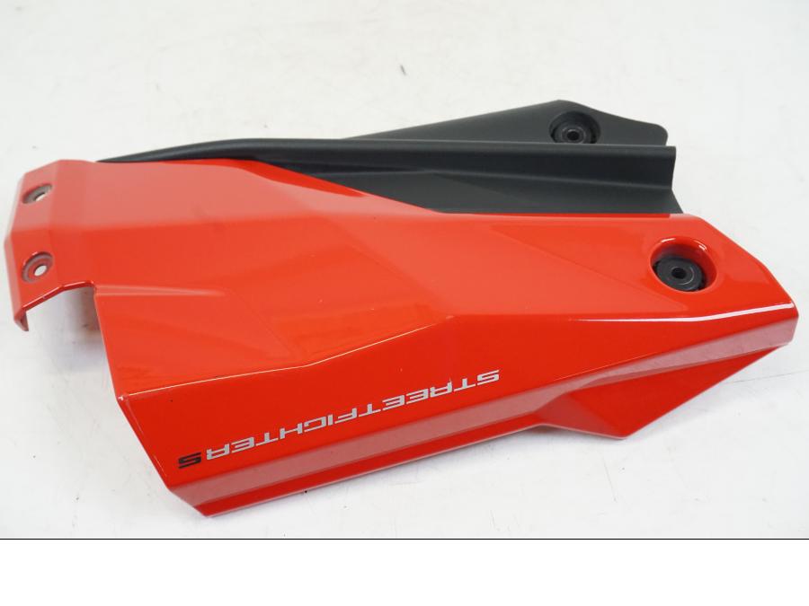 Höger sida på Magkåpa från en Ducati Streetfighter S -2011 motorcykel.