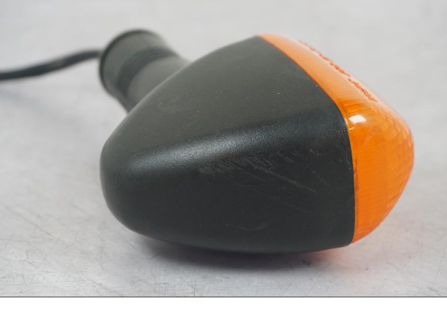 Snett nerifrån på Blinkers från en Suzuki SV 650 -1999 motorcykel.