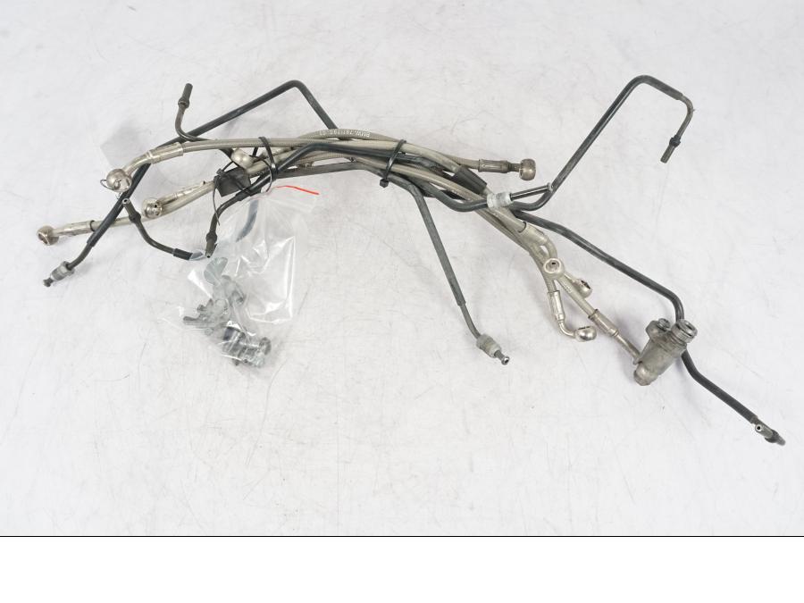 Framsidan på Bromsledning från en BMW R 1200 GS -2005 motorcykel.