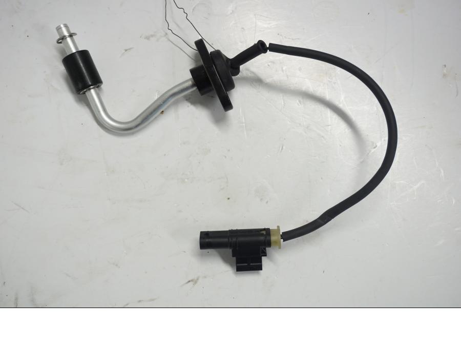 Framsidan på Oljetryckgivare från en BMW R 1250 GS -2019 motorcykel.