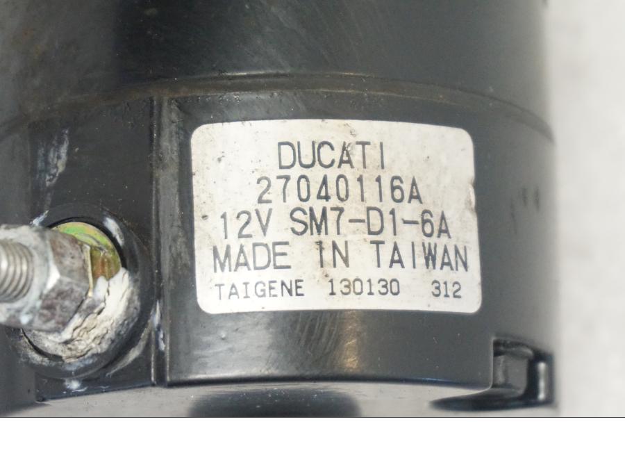 Vänster sida på Startmotor från en Ducati Monster 796 -2013 motorcykel.