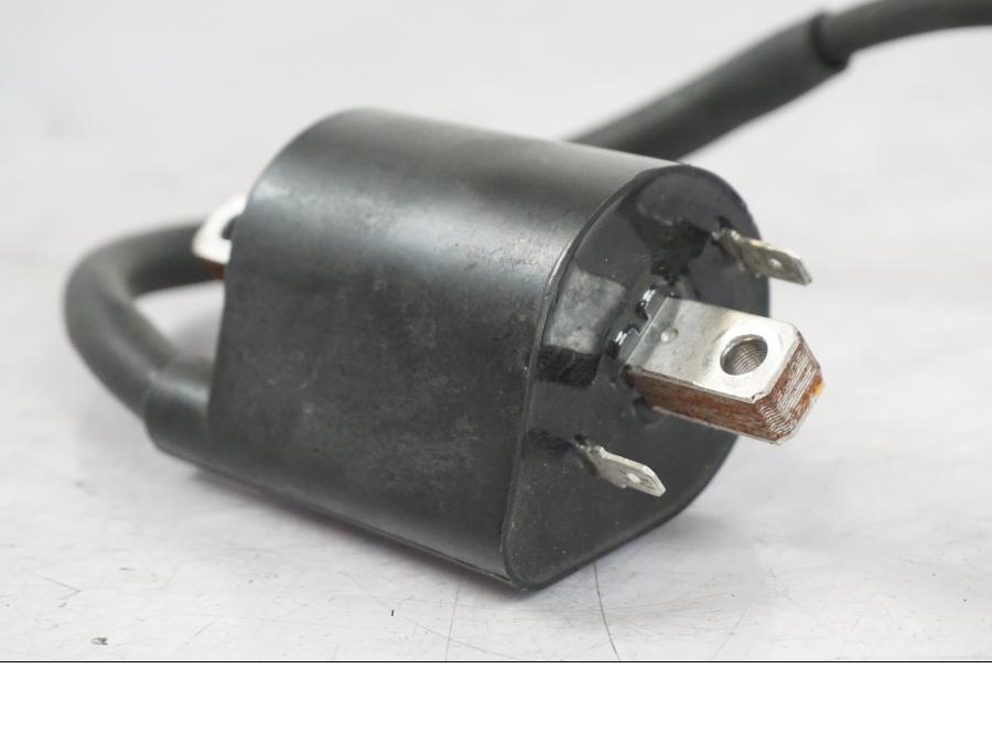 Baksidan på Tändspole från en Yamaha XVS 1100 -2004 motorcykel.