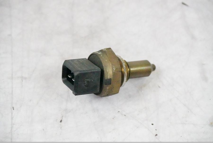 Framsidan på Vattenkylgivare från en BMW K 1200 S -2005 motorcykel.