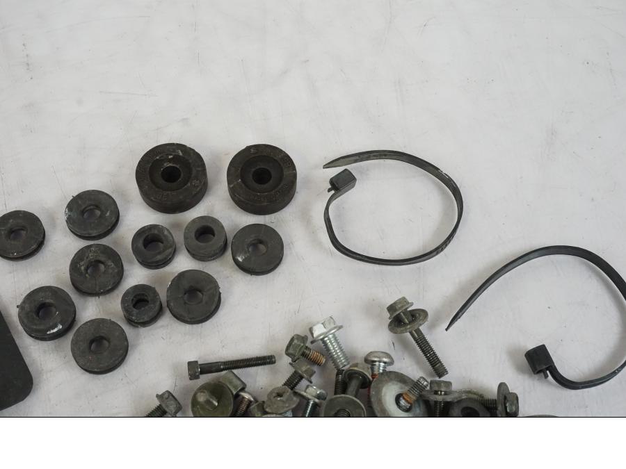 Snett nerifrån på Skruv / Mutter etc från en Suzuki VL 800 -2002 motorcykel.