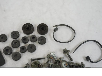 Snett nerifrån på Skruv / Mutter etc från en Suzuki VL 800 -2002 motorcykel.