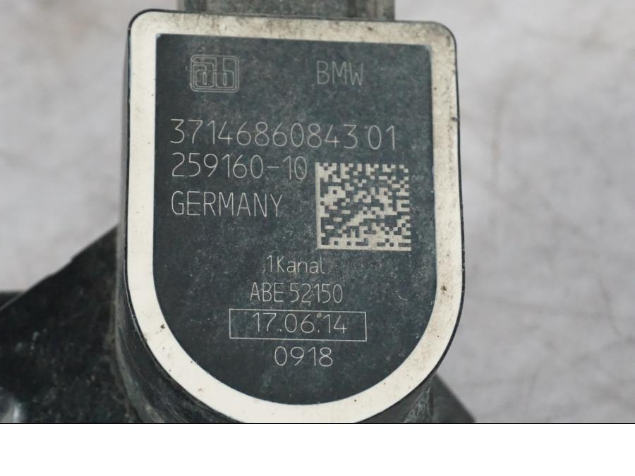 Snett nerifrån på Nivåsensor från en BMW K 1600 GTL -2015 motorcykel.