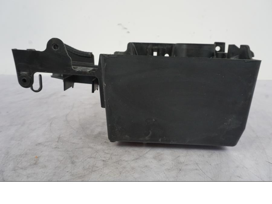 Vänster sida på Batterihållare från en Kawasaki Versys 650 -2014 motorcykel.