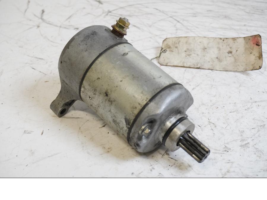 Framsidan på Startmotor från en Yamaha YZF 1000 R -1998 motorcykel.