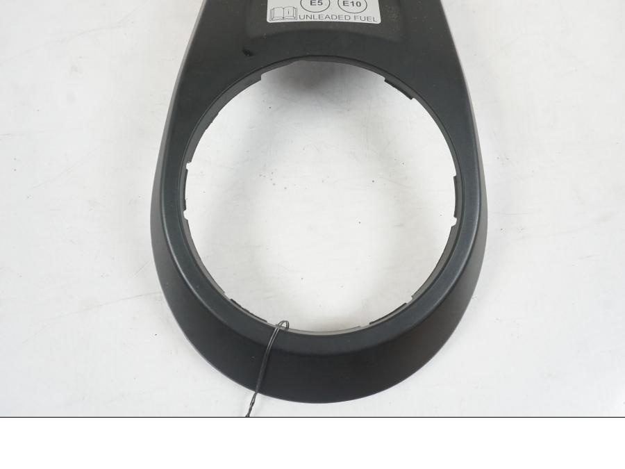 Vänster sida på Bensintankskåpa från en KTM 1290 Super Duke R EVO -2023 motorcykel.