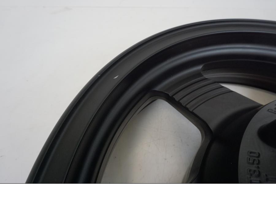 Snett uppifrån på Fälg från en Kawasaki VN 1500 -1996 motorcykel.